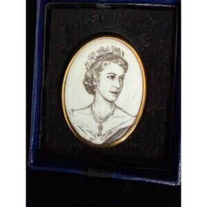 Royal Worcester 1953 Coronation Brooch Queen Elizabeth II Bone ChinaOriginal Box